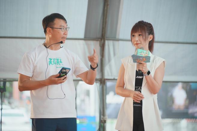 侯局長示範跑步任務解鎖攻略。（圖片來源：高雄市運動發展局提供）