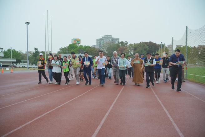 運發局率領眾人為高雄智慧走跑活動暖身起跑。（圖片來源：高雄市運動發展局提供）