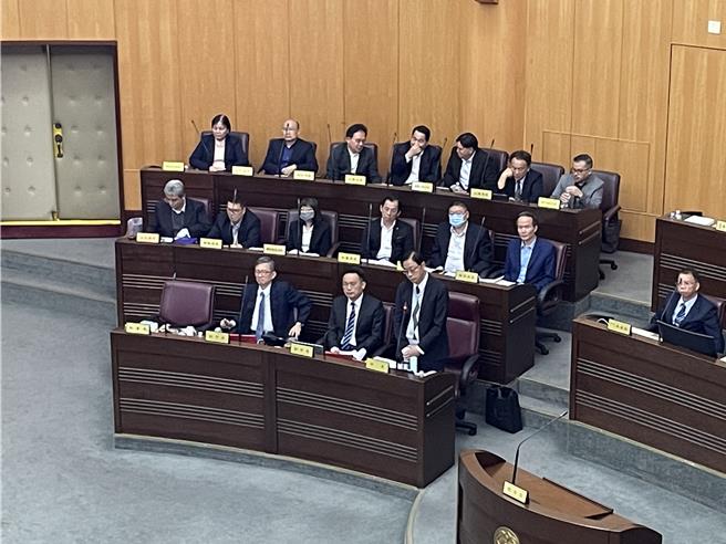 寶林茶室食物中毒案件讓民眾人心煌煌，桃園市議員29日紛紛在議會中提出食品安全的質疑。（姜霏攝）