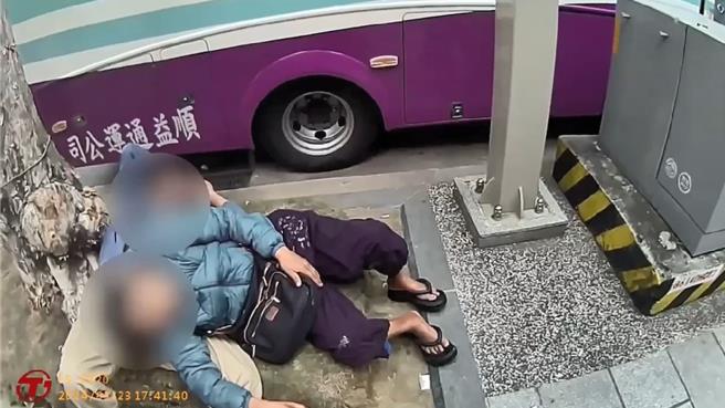 巴基斯坦籍男子酒醉路倒，警方查出他逾期在台11年。（警方提供）