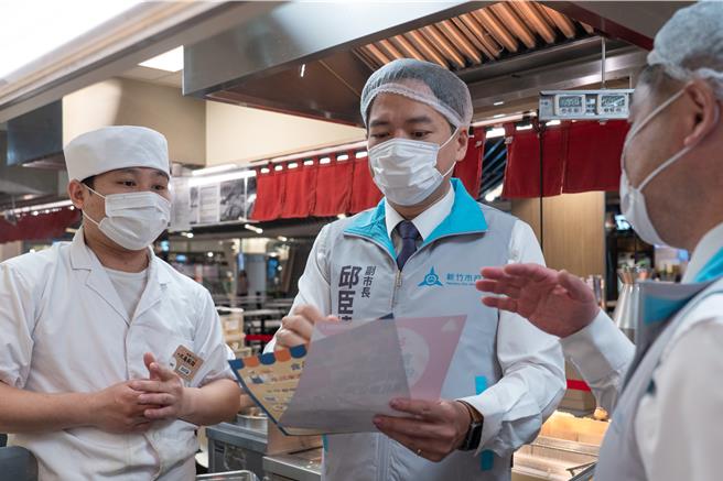 新竹市副市長邱臣遠（中）29日親率衛生局人員至百貨公司美食街了解業者在餐點製作與食材保存上的SOP。（新竹市政府提供／陳育賢新竹傳真）