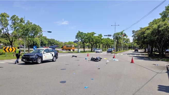 宜蘭警分局廖姓員警在去年8月間駕駛警車解送人犯過程中發生交通事故，騎士傷重不治，廖員在臉書控訴前分局長施壓要求以50萬和解。（翻攝照片／李忠一宜蘭傳真）