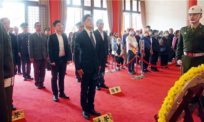台北市2024年忠烈阵（公）亡将士春祭大典，于3月29日在南港军人公墓忠烈祠举行，由副秘书长游适铭（前排中）代表市长蒋万安担任主祭。（兵役局提供／丁上程台北传真）