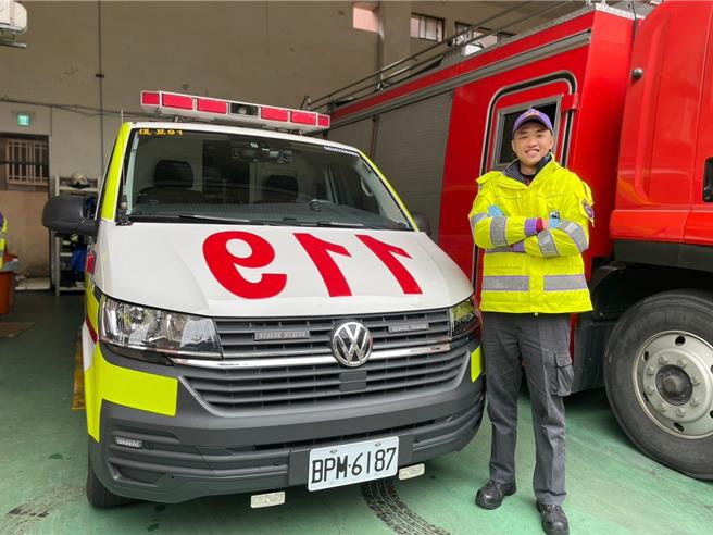 中原大學化學系學生賴群詠於桃園市消防局復旦分隊擔任救護協勤 ，成功救援OHCA病患。（中原大學提供／蔡明亘桃園傳真）