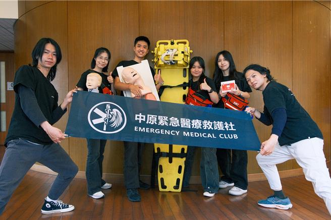 中原大學緊急醫療救護社成員賴群詠（左三）樂於助人且持續精進救護專業，是熱血有為青年。（中原大學提供／蔡明亘桃園傳真）