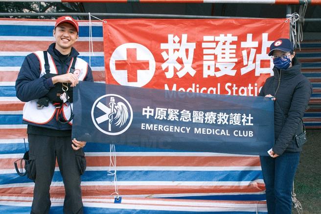 中原大學緊急醫療救護社指導老師林蕙怡（右）肯定賴群詠（左）將所學轉化為實際助人行動。（中原大學提供／蔡明亘桃園傳真）