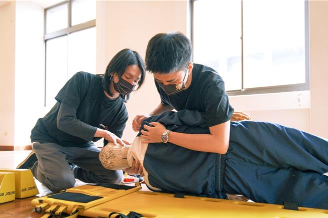中原大學衛保組舉辦急救教育推廣活動，賴群詠（右）常擔任示範及技術指導。（中原大學提供／蔡明亘桃園傳真）