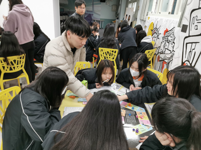 活動輔導員解說輔導遊戲進行。(照片/中國科大提供)