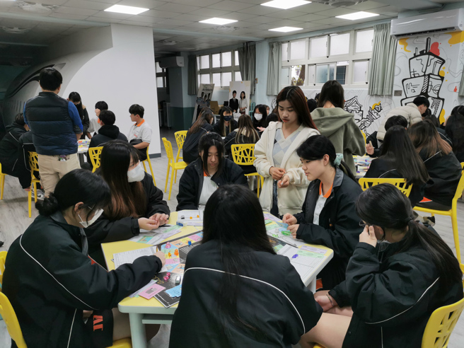 「從桌遊學理財」活動現場氣氛熱烈。(照片/中國科大提供)