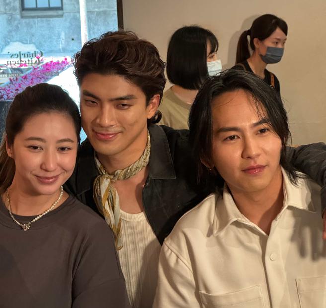 林哲熹（中）大方拉著經紀人老婆Cindy與巫建和3人合體拍照。（古明弘攝）