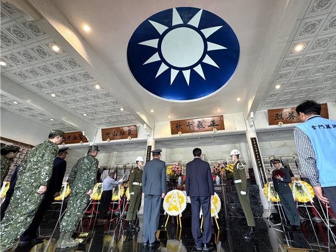 金门军政各界今日于太武山忠烈祠隆重举办「春祭国殇革命先烈暨国军阵(公)亡将士祭典」，以缅怀革命先烈为国牺牲，保家卫民之英勇精神。(于家麒摄)