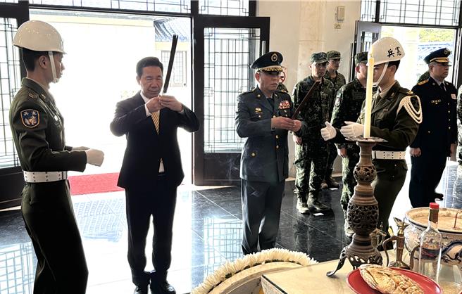 金门「春祭国殇革命先烈暨国军阵(公)亡将士祭典」，由县长陈福海(左二)与金防部指挥官李定中(左三)共同主祭，祈佑两岸和平、国泰民安，场面庄严肃穆。(于家麒摄)