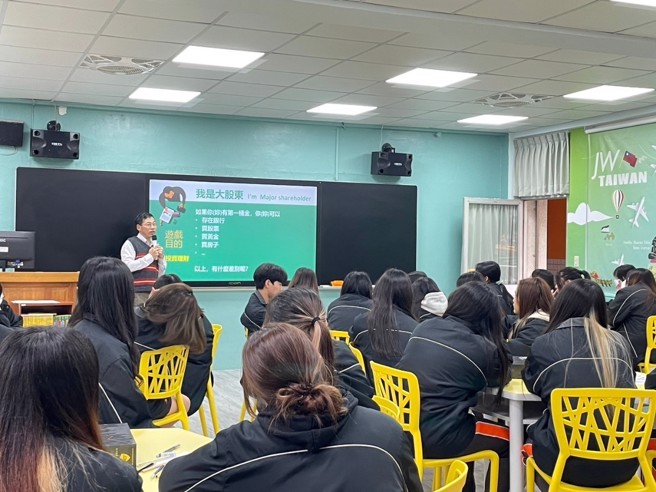 中國科大財金系張隆宏主任說明遊戲背景與規則。(照片/中國科大提供)