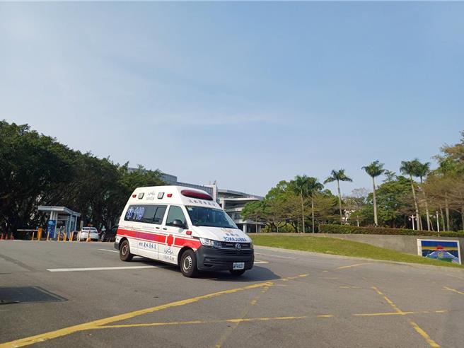 救護車離開學校。（民眾提供）