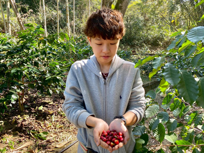 暨大管理學院的USR計劃，成功培育青年學子，從事咖啡產銷一條龍的具體呈現。(照片/暨大提供)