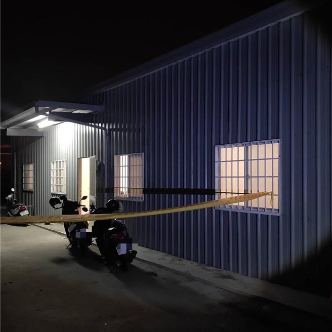 台中市霧峰區1處鐵皮屋29日凌晨1點多傳出命案，年約30歲的越南籍阮姓男移工疑似與26歲越南籍豆姓男移工發生爭執，被豆男持刀刺中左腹1刀，送醫搶救仍不治。豆男則於凌晨近2時自行投案，全案依殺人罪嫌送辦。（民眾提供／潘虹恩台中傳真）