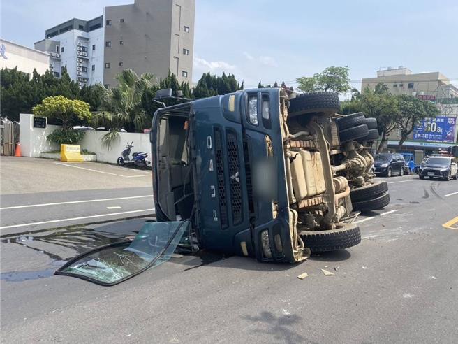 30岁叶姓男子29日驾驶水泥预拌车行经长兴路三段，转弯时水泥预拌车重心不稳、失控翻车。（芦竹分局提供）
