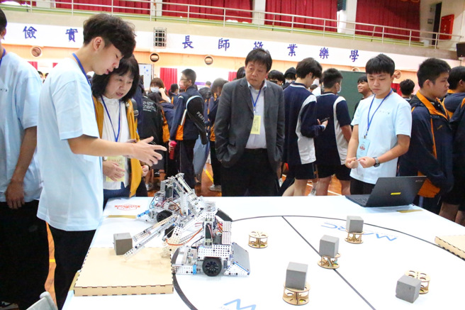 錦和高中拿出曾至美國參展的MATRIX機器人展示成果。(竹林中學提供)