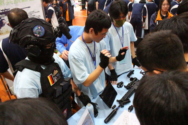 趕上國防熱潮的「新兵訓練營」拆解瓦斯槍和真槍的差異，吸引最多男生駐足。(竹林中學提供)