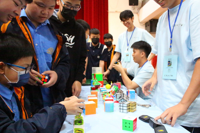 包括永平高中及錦和高中，共計十八個攤位參展，同學們把自己在學科以外的興趣進行一次統整，極力向參觀的貴賓、全校師生分享自己的心得。(竹林中學提供)