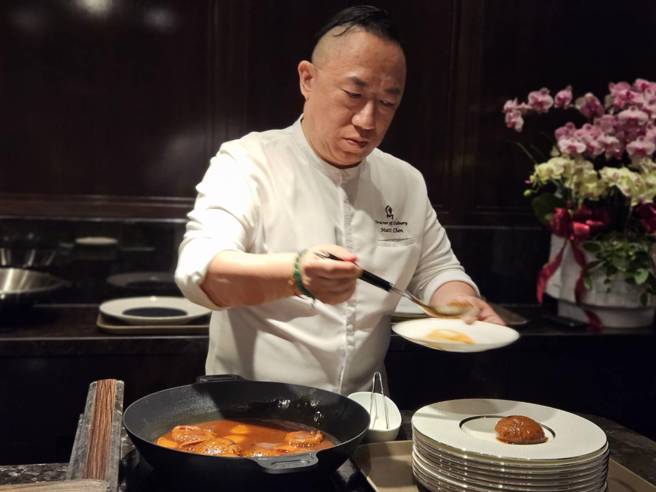 頤宮連續五年摘下三星殊榮的陳泰榮，在國城建設旗下萬象餐飲力邀下，於2023年正式南下擔任「雋GEN」廚藝總監。（王莫昀攝）