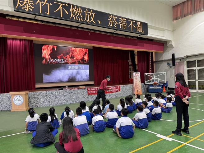 桃園市消防局第三大隊大竹分隊於在蘆竹區大竹國小成功舉辦小小消防員體驗營。（桃園市大竹消防分隊提供）