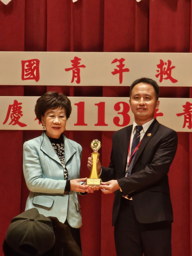 前副总统吕秀莲蒞临颁奖典礼(图／救国团提供)