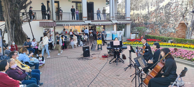 臺南市政府文化局特別邀請知名的「台南愛樂管絃樂團」，於古蹟演奏一系列歡樂童謠與古典樂曲，讓眾人都沉醉在悠揚樂聲中。（圖／臺南市政府文化局提供）