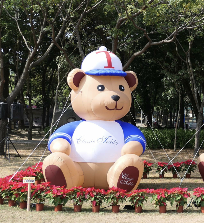 4月4日至4月7日，於「安平樹屋」園區內將展示3米高的巨型泰迪熊，以及與人同高的泰迪熊公仔，為園內空間增添療癒可愛的氣息。（圖／臺南市政府文化局提供）