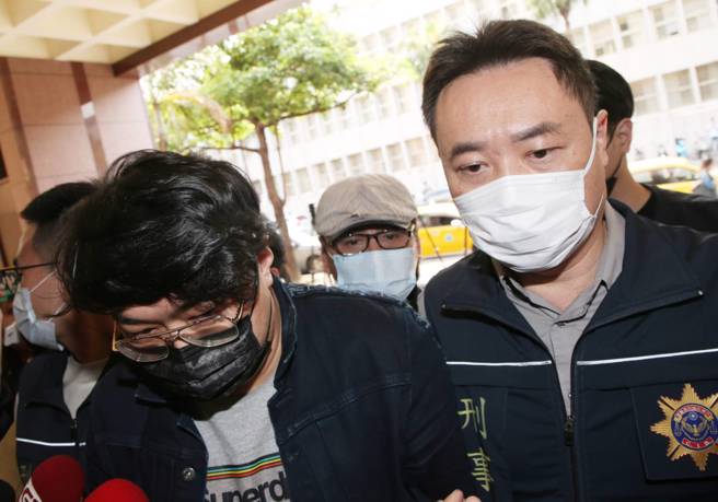 為偵辦台北市寶林茶室食物中毒案，北檢29日再指示信義警分局以被告身分約談黎仿軒（中前）和王姓店長（中後）2人，訊後移送北檢複訊。（趙雙傑攝）