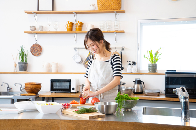 一位网友询问该先买微波炉还是气炸锅，许多人认为微波炉的加热、解冻功能真的太方便，因此推荐他购入。（示意图：shutterstock／达志）