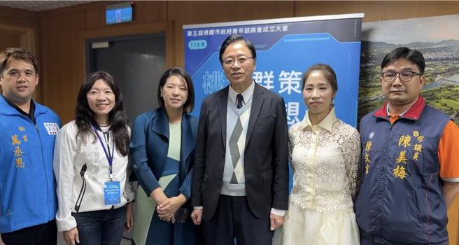 桃園市政府第五屆青年諮詢委員於29日正式就職。（姜霏攝）