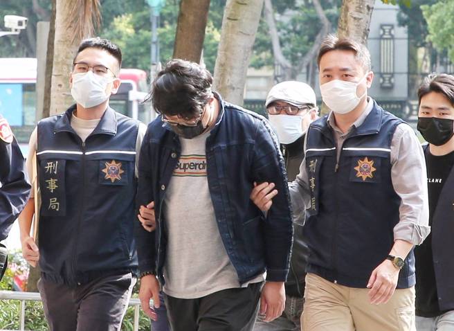 為偵辦台北市寶林茶室食物中毒案，北檢29日再指示信義警分局以被告身分約談黎仿軒（前中）和王姓店長（後左）2人，訊後移送北檢複訊。（趙雙傑攝）