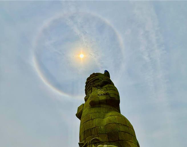金门地区今日中午时分出现罕见的「日晕」现象，抬头望天彷佛出现「天空之眼」，吸引不少目睹民眾抢拍。(图／民眾提供)