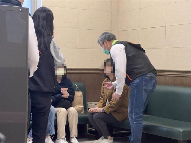 吕姓死者家属昨至新北市立殡仪馆协助厘清案情。（王扬杰摄）