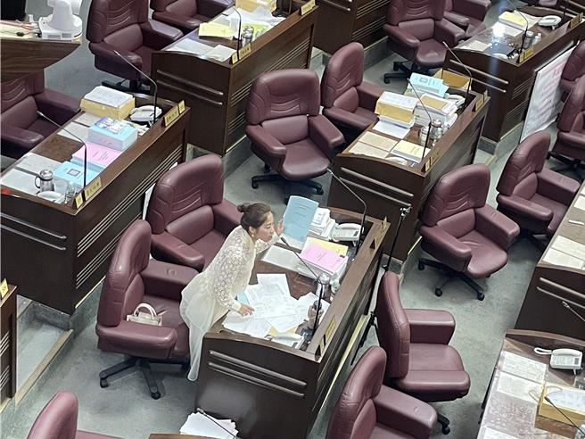 桃園市議員舒翠玲指控2016年桃園燈會標案的方式令人不齒，要求時任桃園市長鄭文燦出面道歉。（姜霏攝）