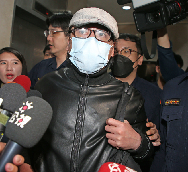 為偵辦台北市寶林茶室食物中毒案，北檢29日再指示信義警分局以被告身分約談王姓店長（前），隨後移送北檢複訊，最後以無保請回，繼續限制出境出海，面對媒體王姓店長不發一語快閃離開。（趙雙傑攝）