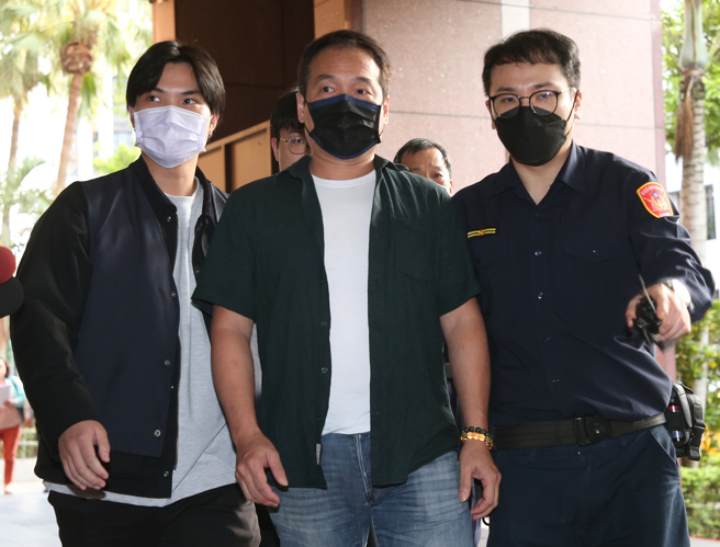 偵辦台北市寶林茶室食物中毒案，北檢29日指示信義警分局以被告身分約談事發期間休假的馬來西亞籍周姓主廚（前中），隨後移送北檢複訊。（趙雙傑攝）