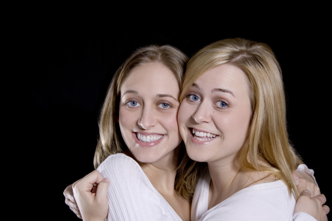 美国一对连体双胞胎近日传出结婚喜讯，网路上还能找到3人的结婚照。(示意图:shutterstock/达志)