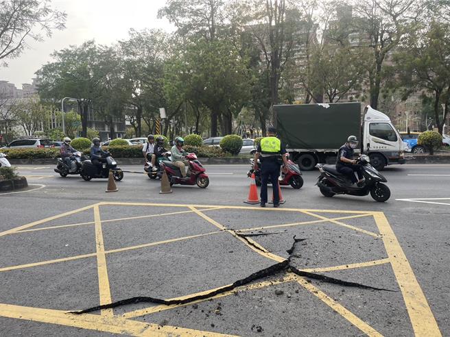 高雄市三民區民族一路與寶頂路的機車道29日下午4時許突然炸裂開來。（高市三民二分局提供／楊舒婷高雄傳真）