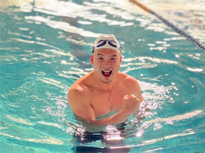 南投縣議員簡千翔，身兼南投縣游泳協會主委，近來遠赴員林泳池加強練習泳技，希望在本屆南投市運動會中獲得佳績。（簡千翔提供／王煌忠南投傳真）