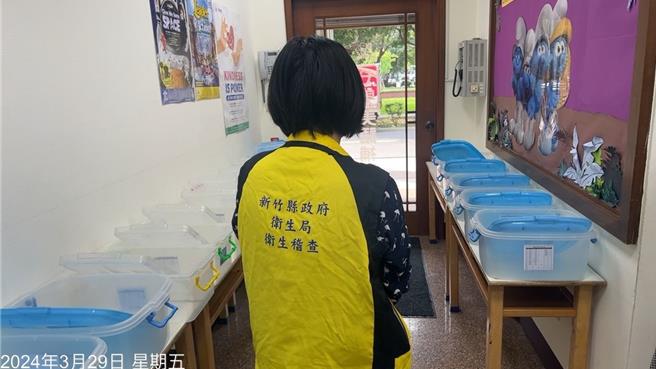 竹县一家补习班爆发52名学生上吐下泻疑似食物中毒事件，还有两名学生住院，卫生局29日已稽查并带回饮用水送验。（新竹县府提供／邱立雅竹县传真）