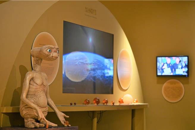 新北市坪林茶業博物館正展出中的「泡-泡的千年與未來」特展，以腦洞大開的前衛創意顛覆博物館刻板形象。（新北市茶業博物館提供）