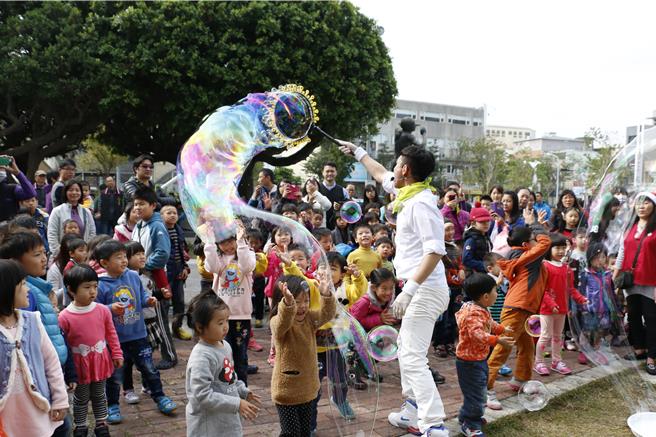 茶博館另加碼推出「泡泡DIY體驗」活動，明（30）日將邀請「泡藝師」蘇仲太帶領的專業泡泡藝術團隊，結合展覽內容設計出「當我們泡在一起」泡泡DIY親子體驗系列活動。（新北市茶業博物館提供）