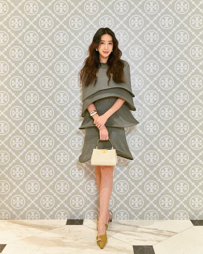 隋棠穿Tory Burch2024灰绿色针织裙，优雅出席SOGO復兴馆Tory Burch开幕活动。（Tory Burch提供）