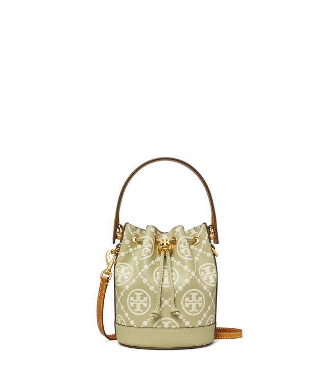 ory Burch T Monogram 迷你压花水桶包(橄榄色) ，1万9900元。（Tory Burch提供/林欣仪台北传真）