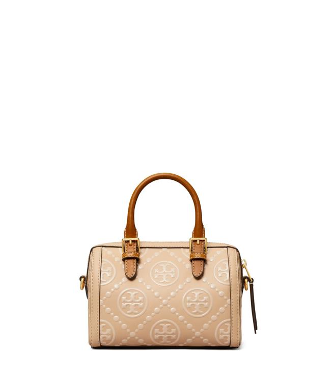 Tory Burch T Monogram 小型压花桶型包(浅桃色) ，1万7900元。（Tory Burch提供/林欣仪台北传真）