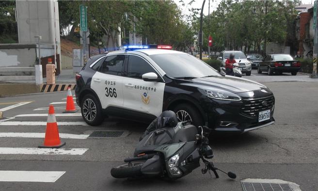 台中市第三警分局合作派出所所長李參民27日上午開巡邏車前往分局洽公，途中與騎機車的林男在建國南路三段、正義街口發生碰撞。（民眾提供／陳淑芬台中傳真）
