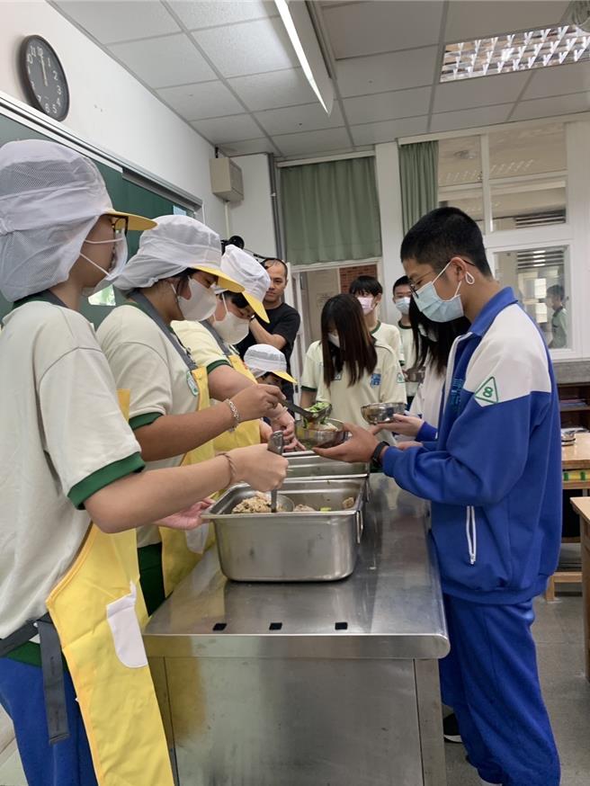 桃園市教育局29日宣布，因粿條等19個樣本都未檢出米酵菌酸，學校暫時不禁用粿條類米製品。（桃園市教育局提供）