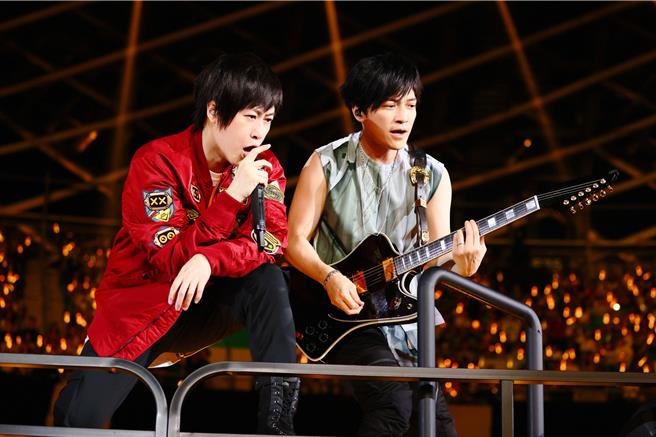 五月天今晚在高雄世运主场馆开唱，左为主唱阿信，右为吉他手怪兽。（相信音乐提供）